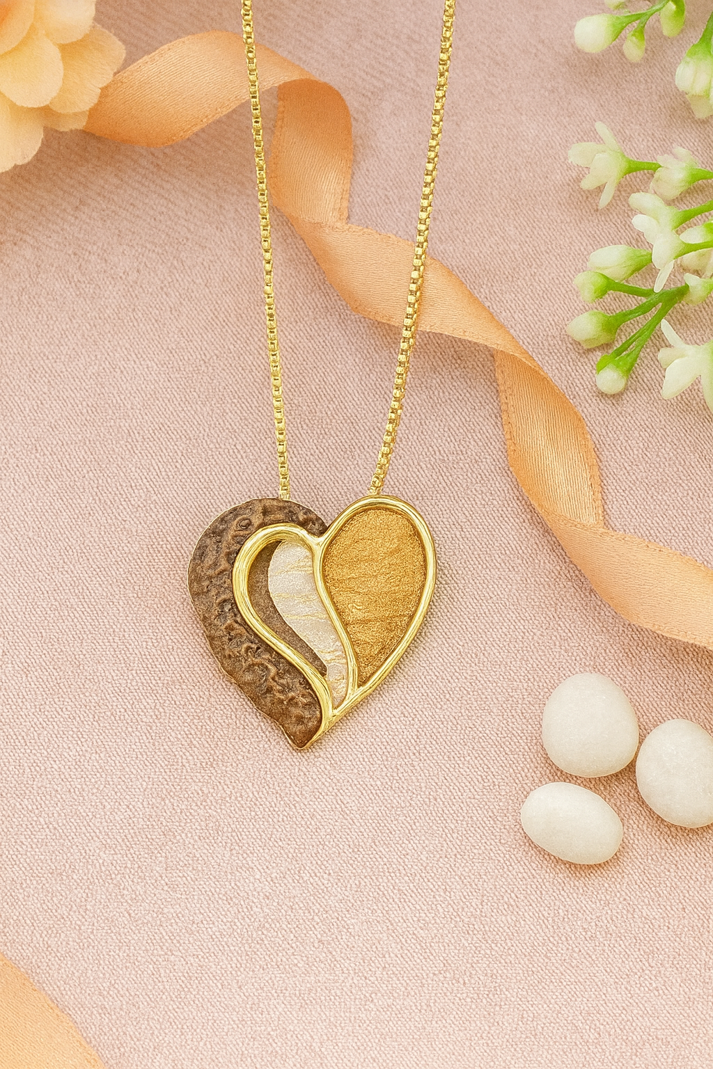 Heart-shaped necklace with gold and wood finish 