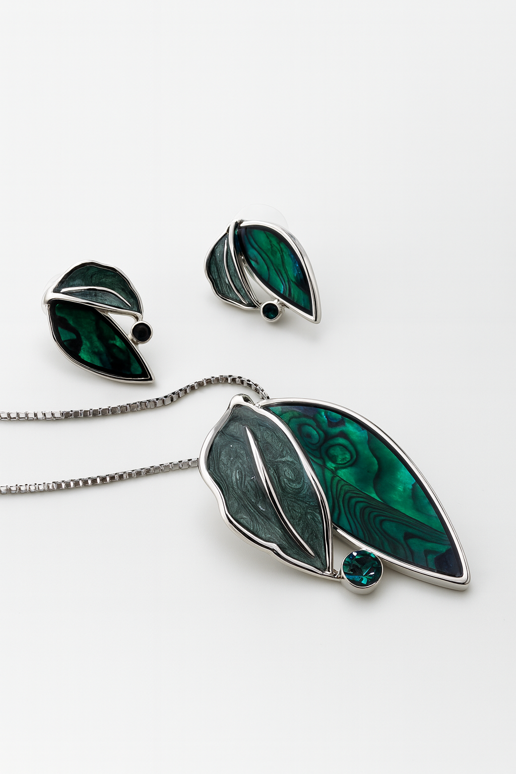 Jewelry set with leaf-shaped pendant and earrings