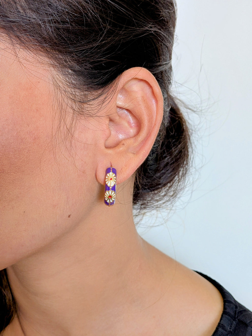 Viola Bloom Huggie Hoops – violet enamel hoops with white daisy and gold details