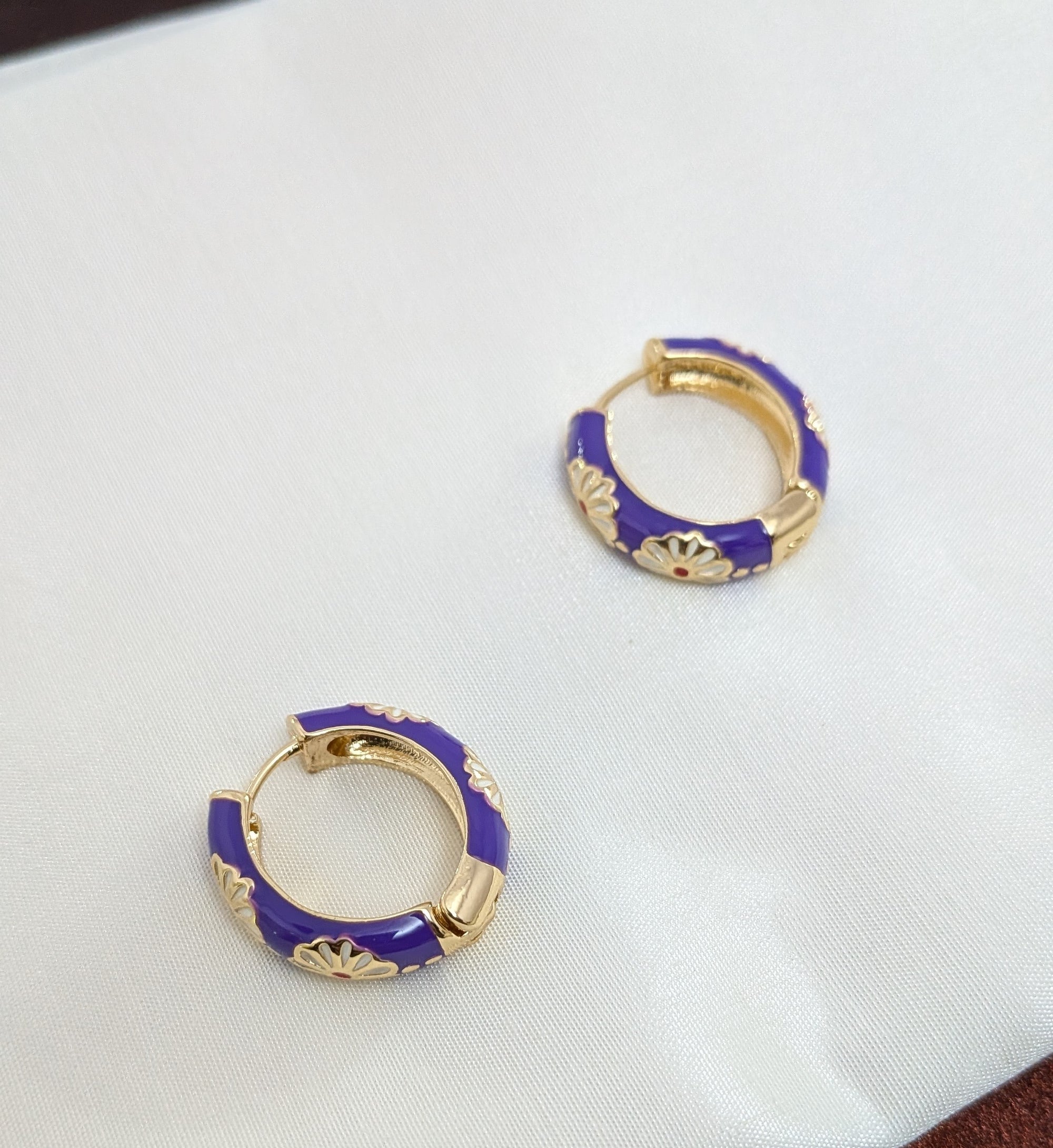 Viola Bloom Huggie Hoops – violet enamel hoops with white daisy and gold details
