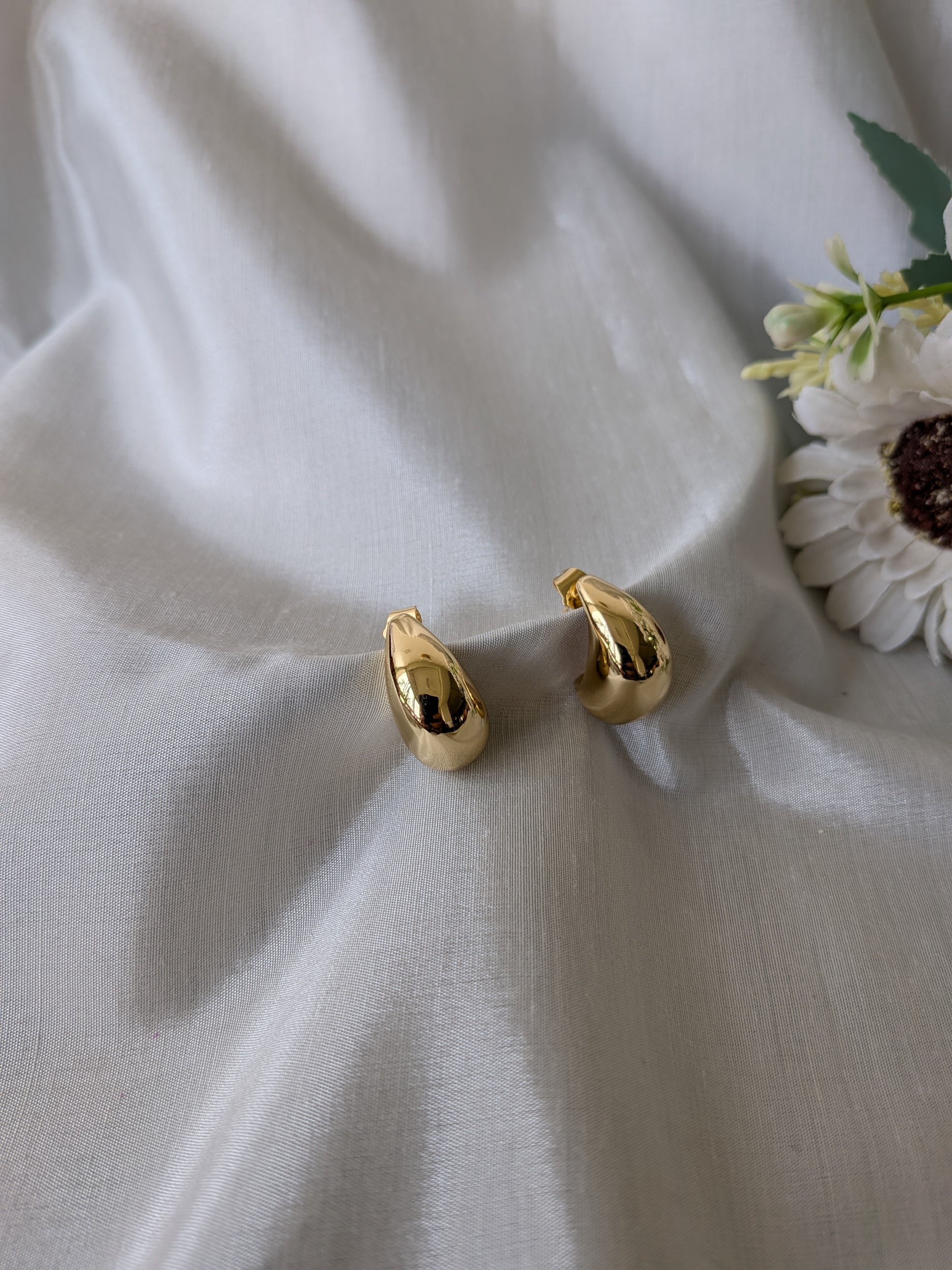 GlossDrop Teardrop Studs – high-polish gold teardrop stud earrings