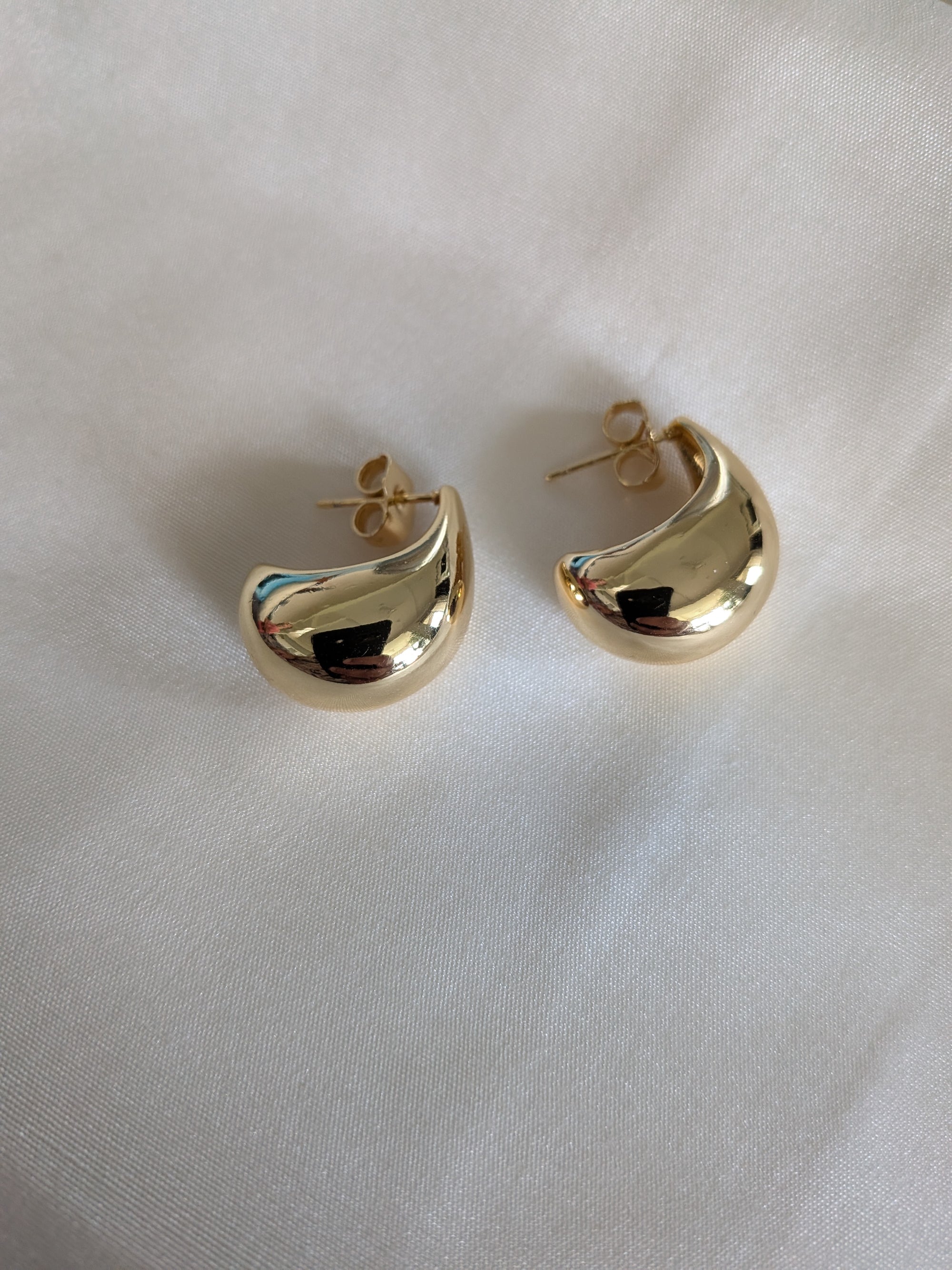 GlossDrop Teardrop Studs – high-polish gold teardrop stud earrings