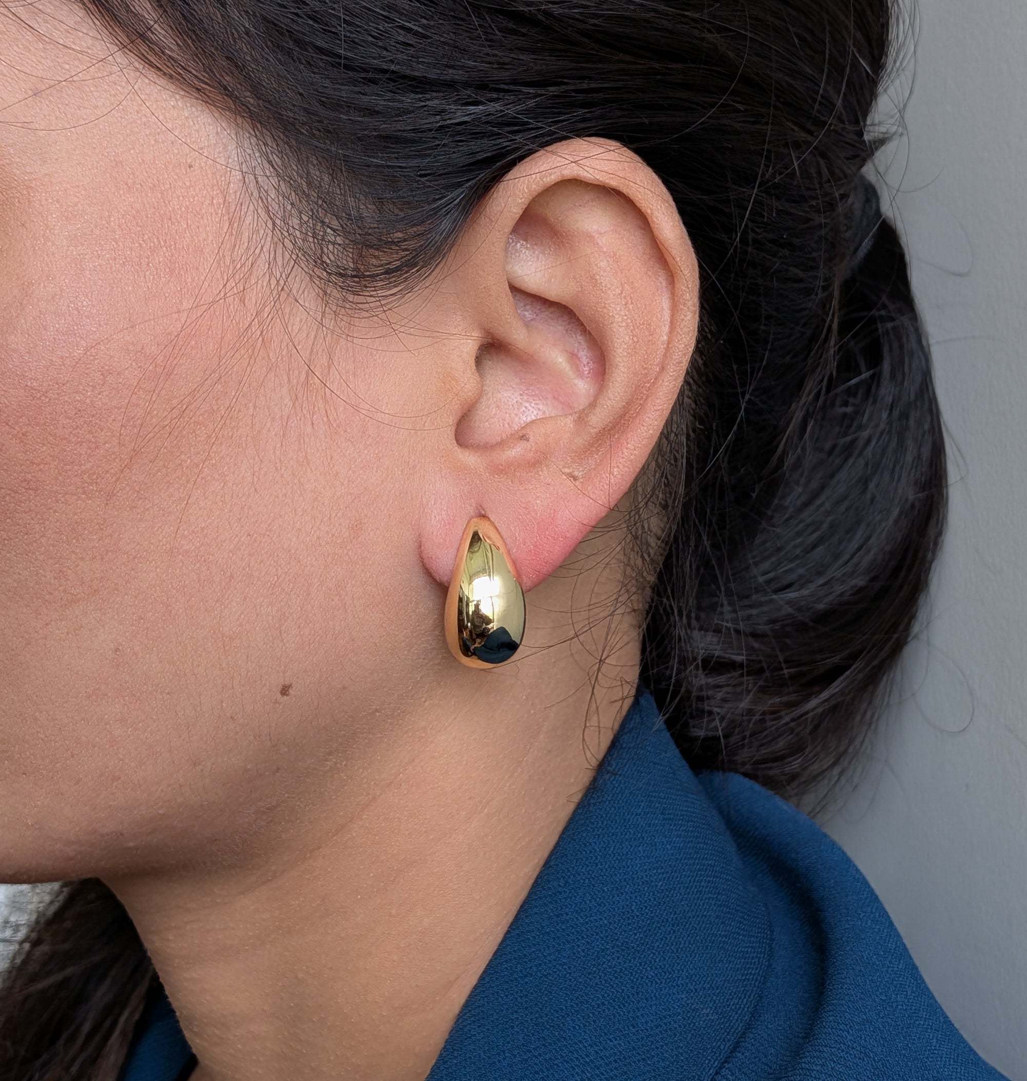 GlossDrop Teardrop Studs – high-polish gold teardrop stud earrings