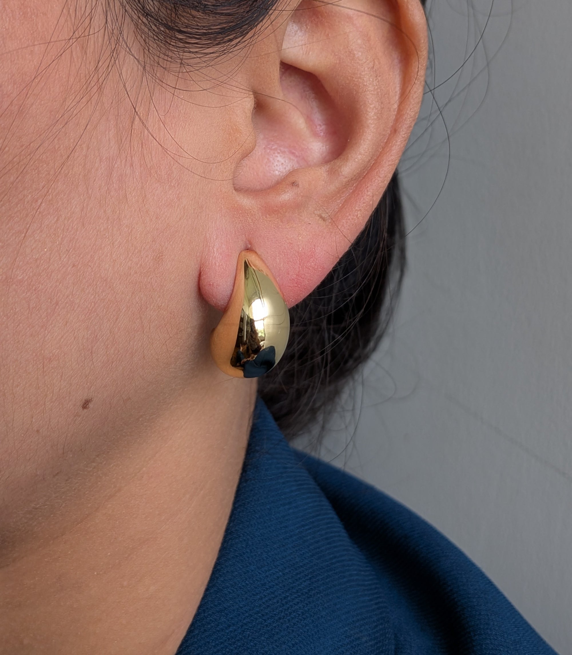 GlossDrop Teardrop Studs – high-polish gold teardrop stud earrings