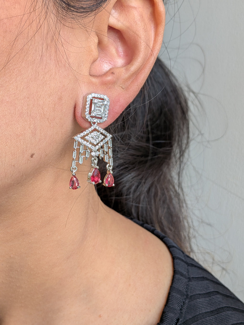 Cascade Luxe Drops – dangling earrings with baguette chain tassels and ruby-pink or black onyx drops