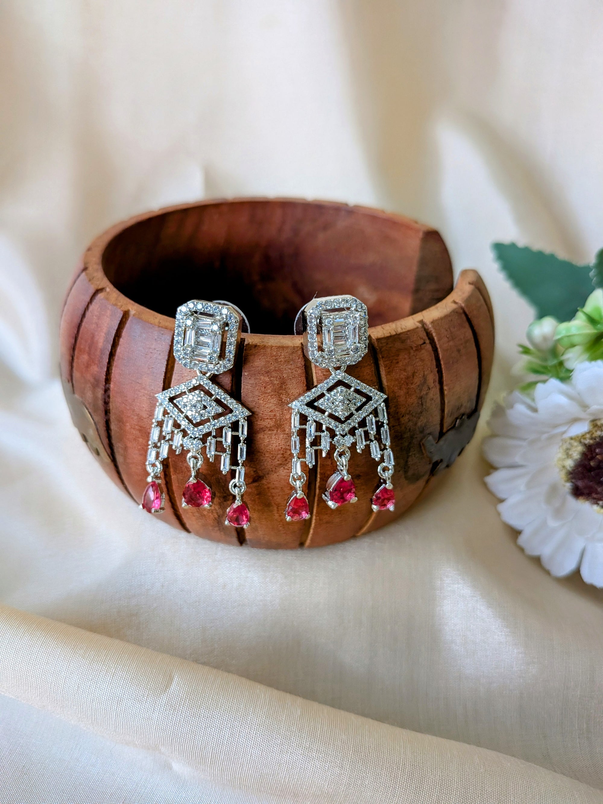 Cascade Luxe Drops – dangling earrings with baguette chain tassels and ruby-pink or black onyx drops