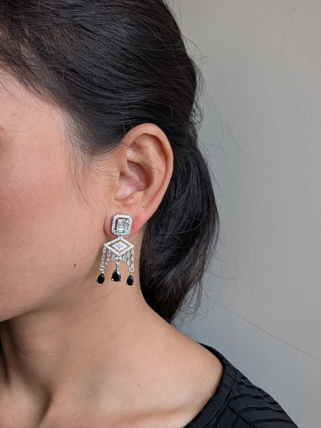 Cascade Luxe Drops – dangling earrings with baguette chain tassels and ruby-pink or black onyx drops