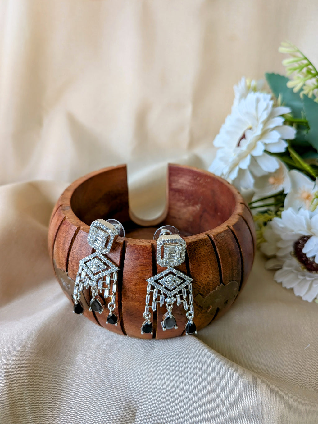 Cascade Luxe Drops – dangling earrings with baguette chain tassels and ruby-pink or black onyx drops