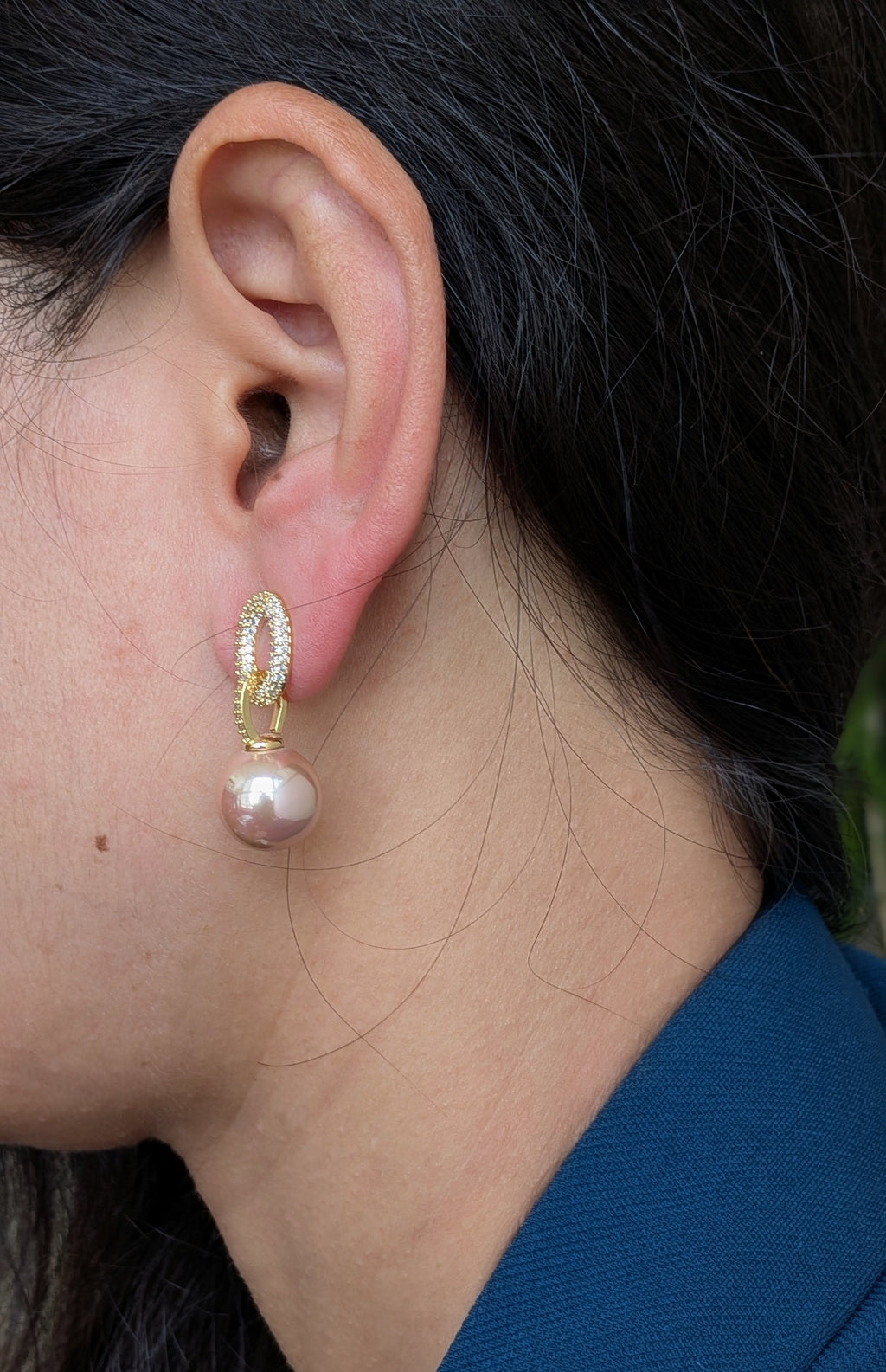 Elegance Knot Pearl Drops – twisted gold-plated zircon knot with beige pearl drop