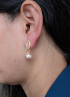 Elegance Knot Pearl Drops – twisted gold-plated zircon knot with beige pearl drop