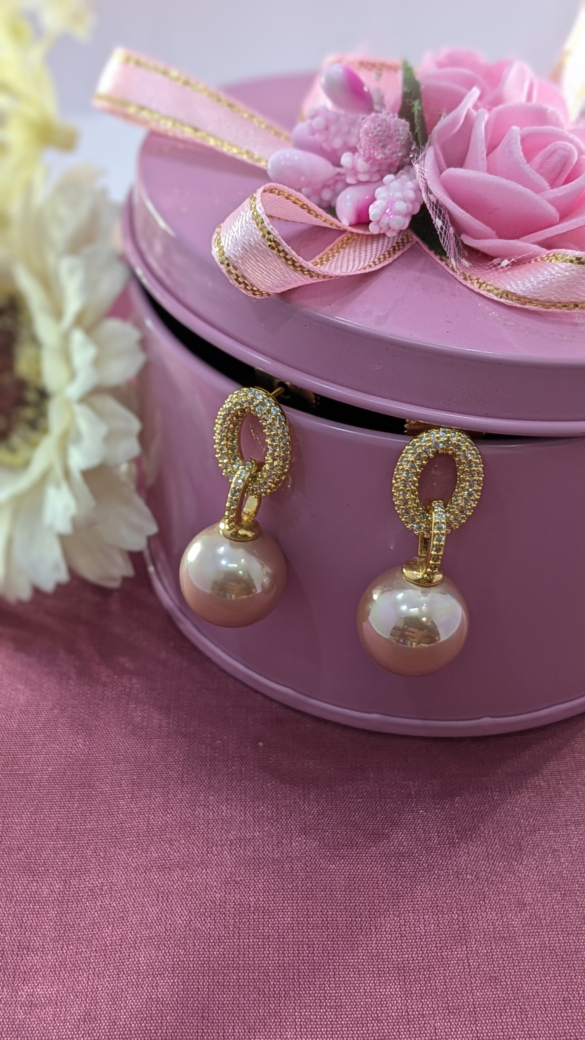 Elegance Knot Pearl Drops – twisted gold-plated zircon knot with beige pearl drop