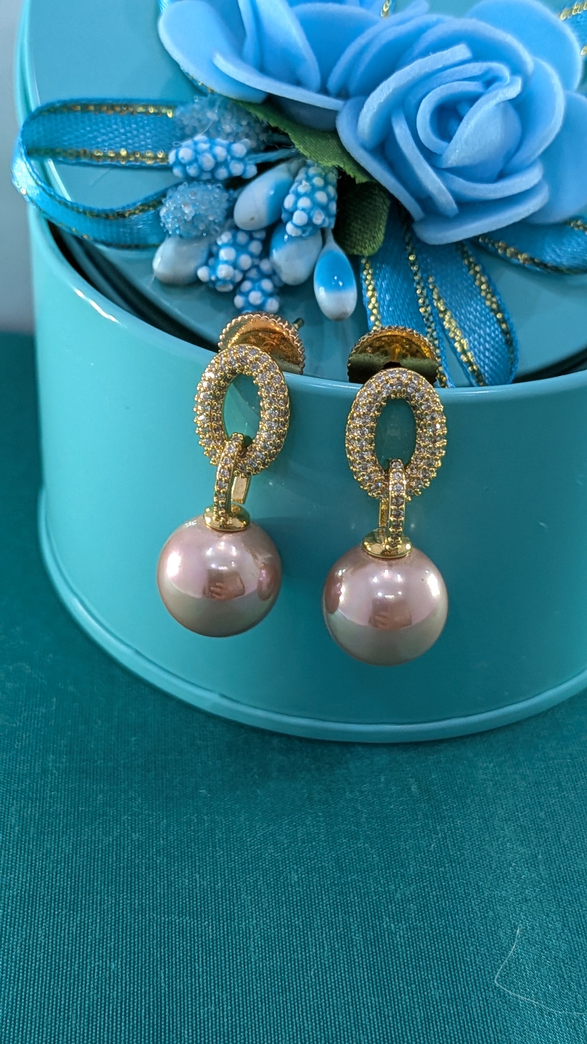 Elegance Knot Pearl Drops – twisted gold-plated zircon knot with beige pearl drop