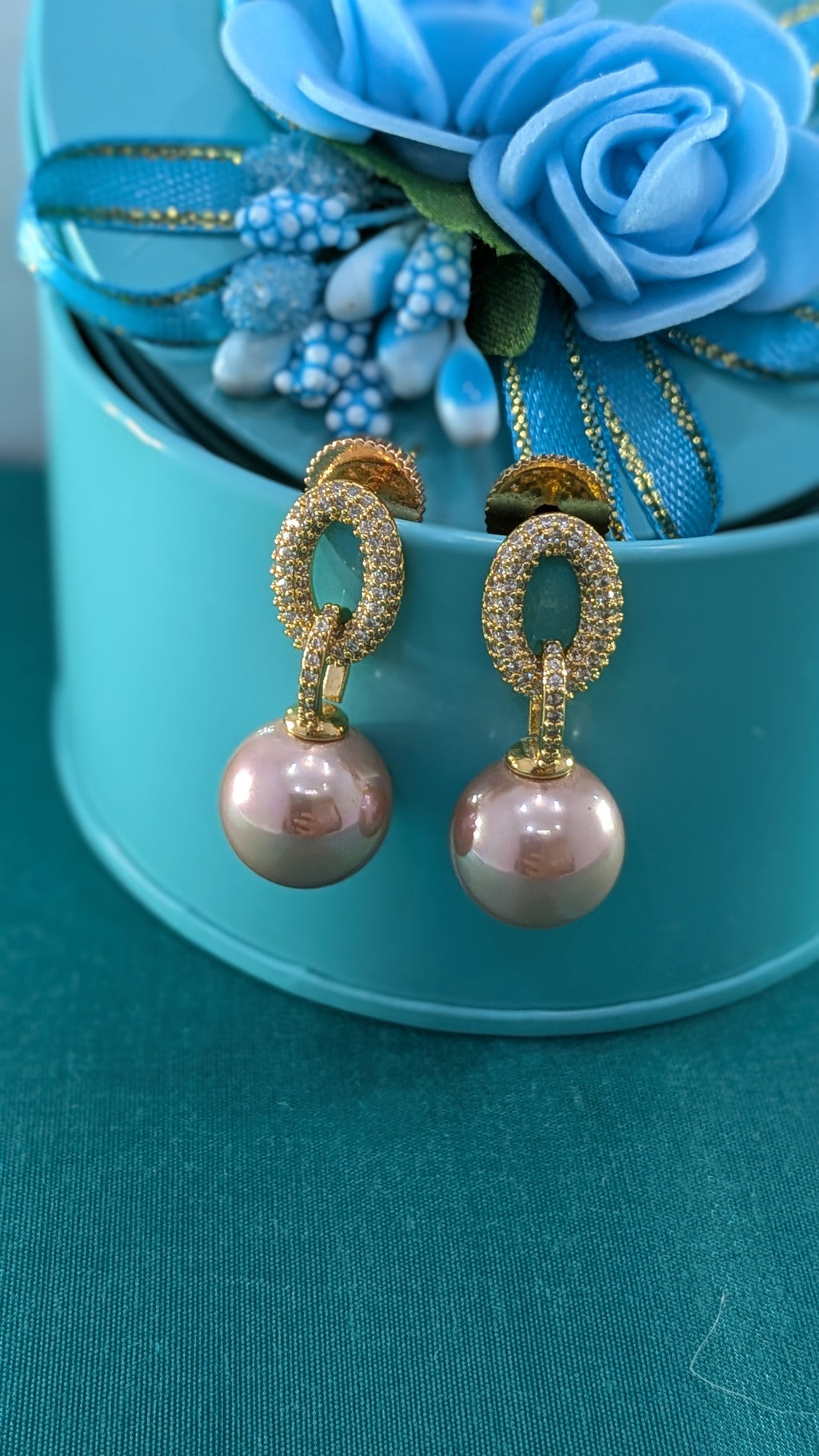 Elegance Knot Pearl Drops – twisted gold-plated zircon knot with beige pearl drop