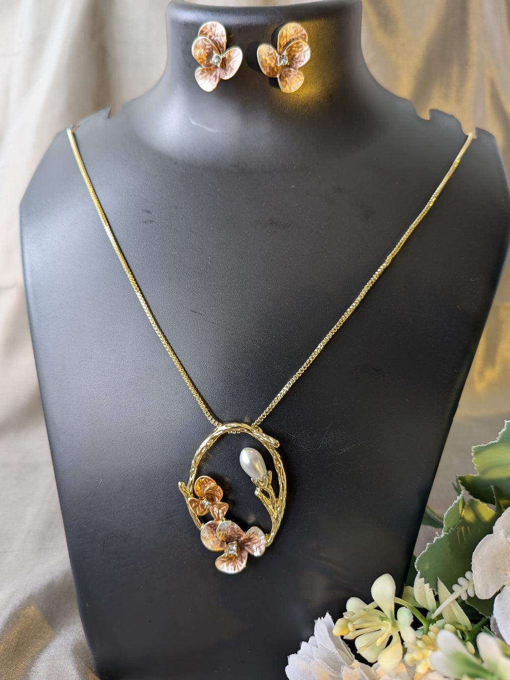 Pearl Tint Bloom Pendant Set – floral pendant with enameled petals and central pearl