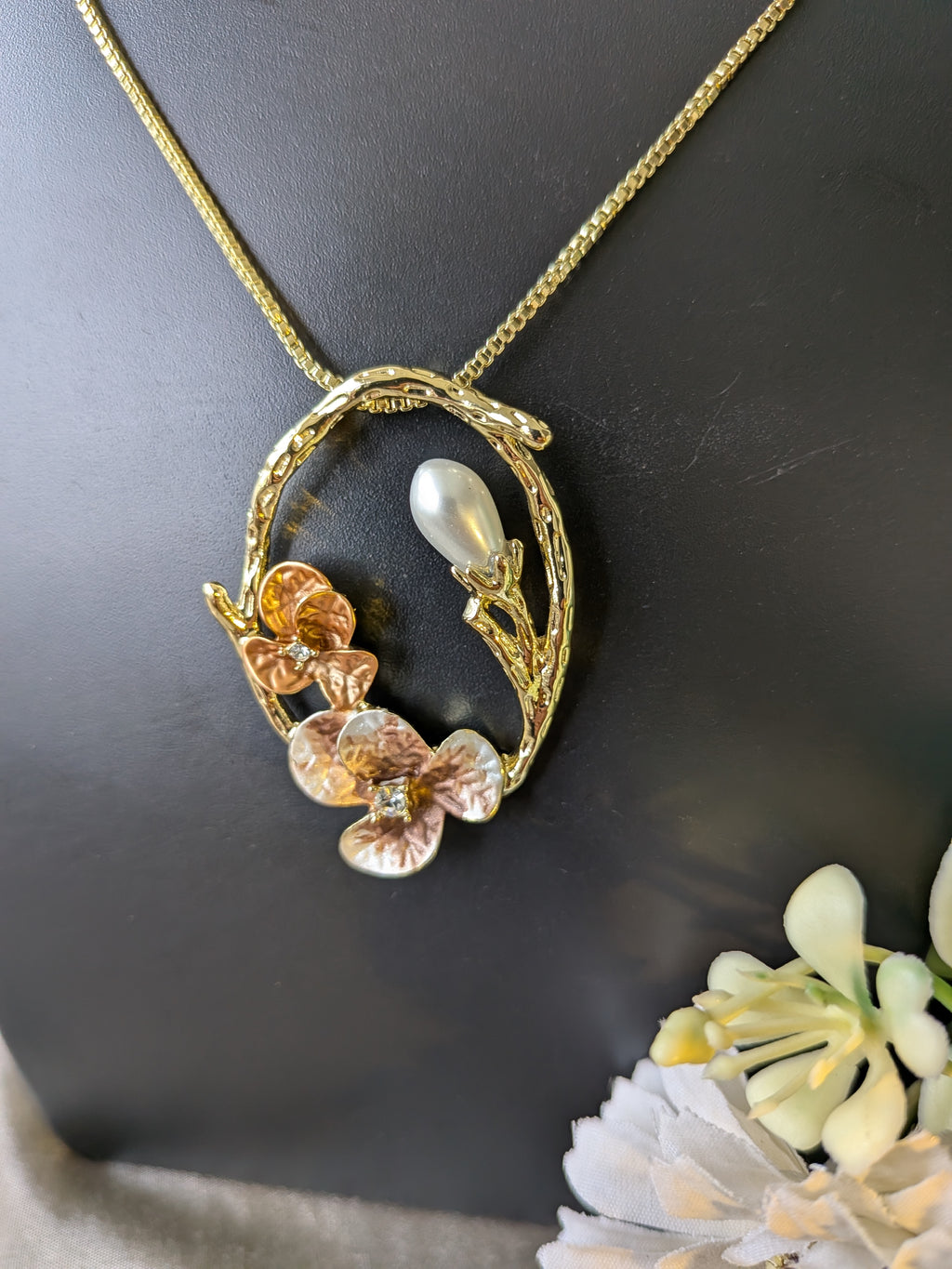 Pearl Tint Bloom Pendant Set – floral pendant with enameled petals and central pearl