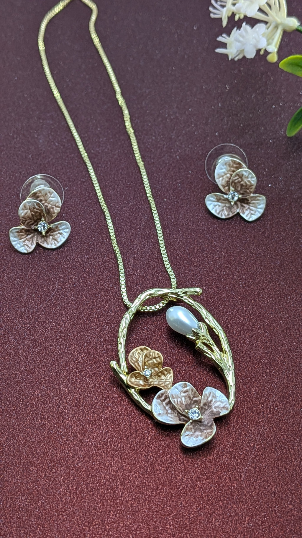Pearl Tint Bloom Pendant Set – floral pendant with enameled petals and central pearl