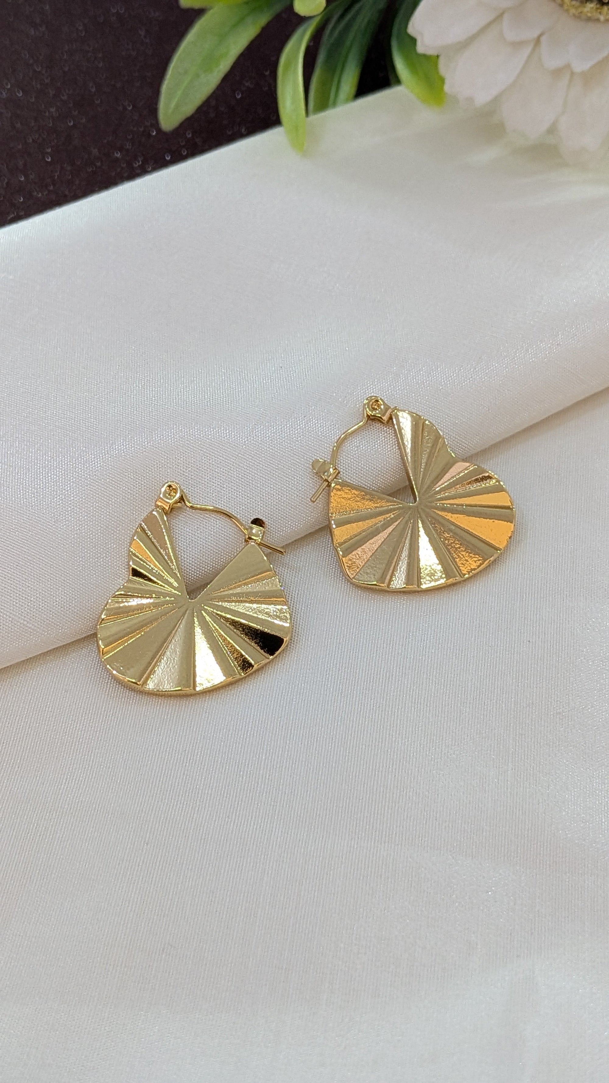 🎁 Golden Starburst Fan Hoop Earrings (100% off)