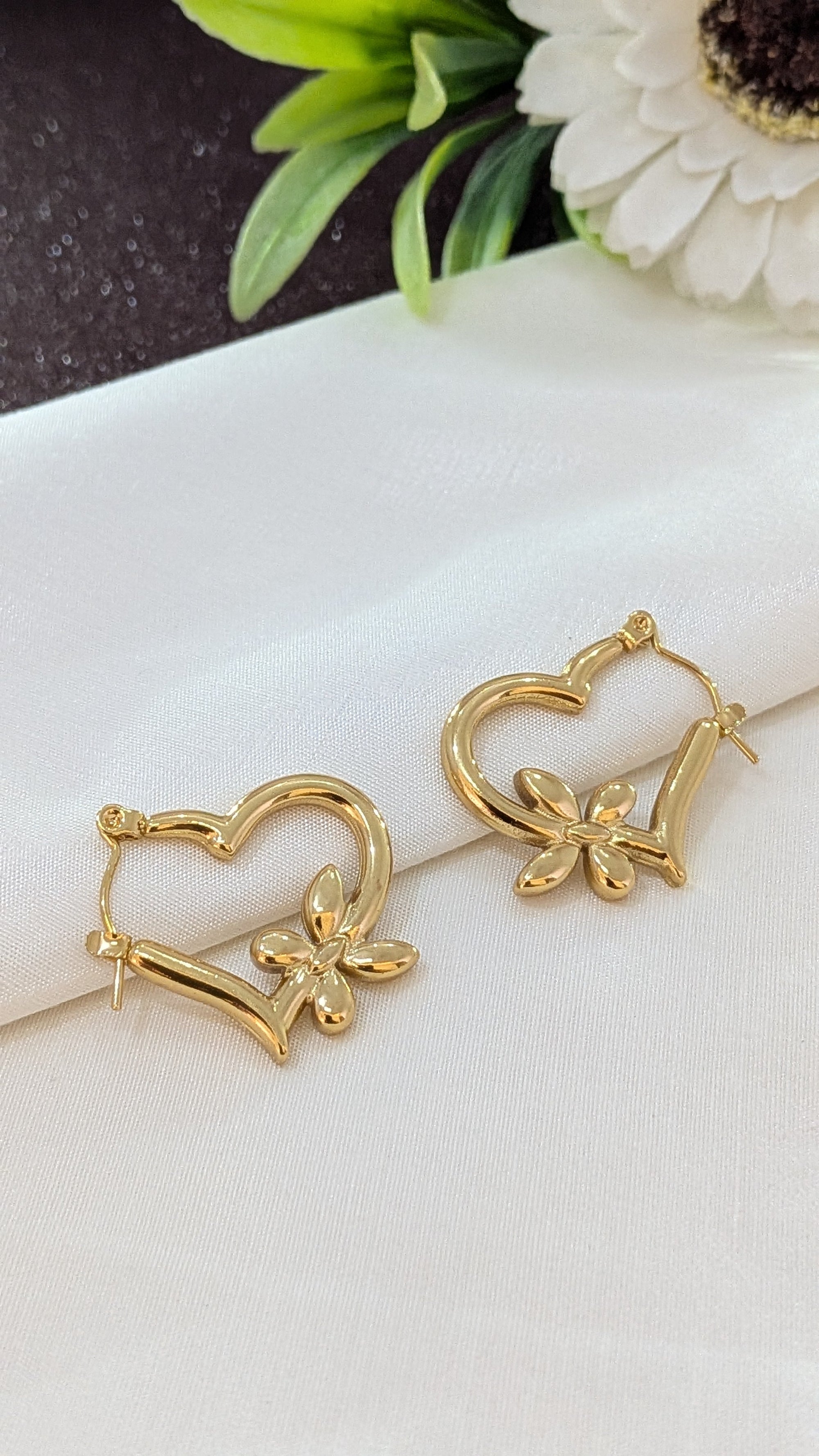 🎁 Golden Blossom Heart Hoop Earrings (100% off)