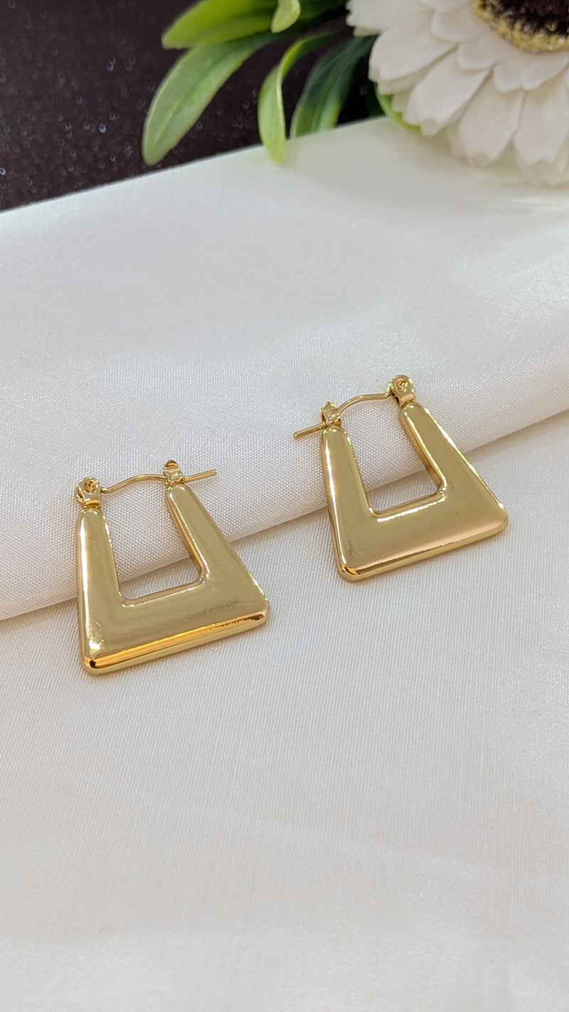🎁 Golden Angular V Hoop Earrings (100% off)