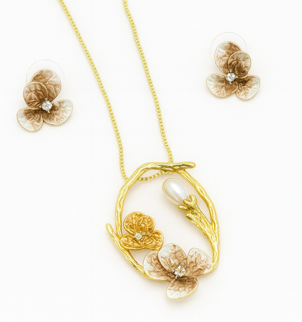 Gold necklace with floral design and pearl 