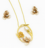 Gold necklace with floral design and pearl 