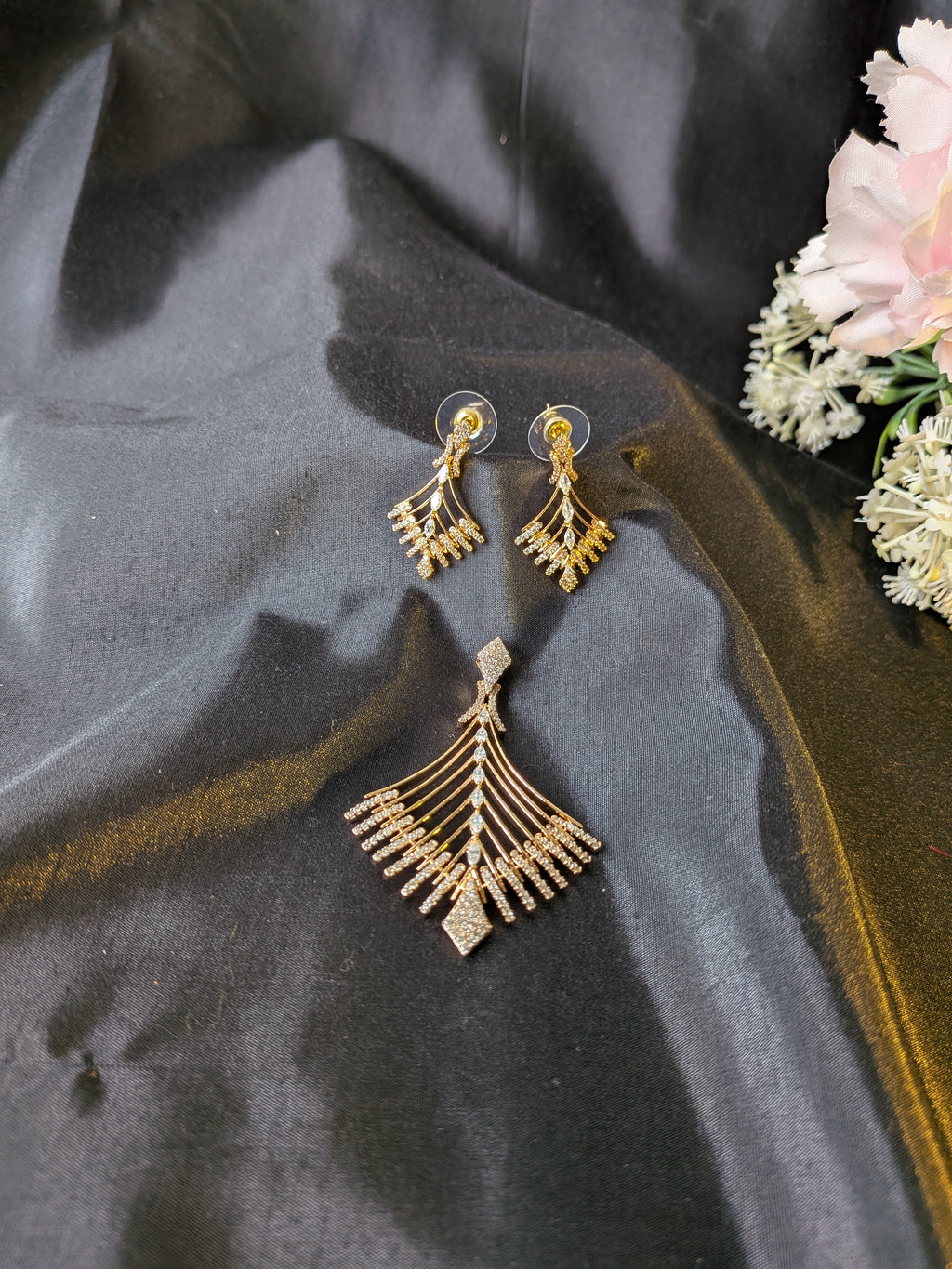 Gilded Fanfall  pendant set from TreasureDrum Jewellery