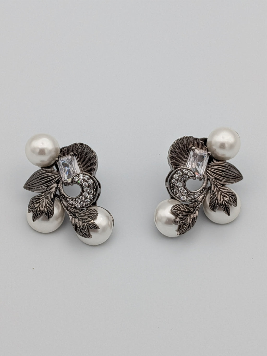 Vintage Noir Pearl Bloom Earrings