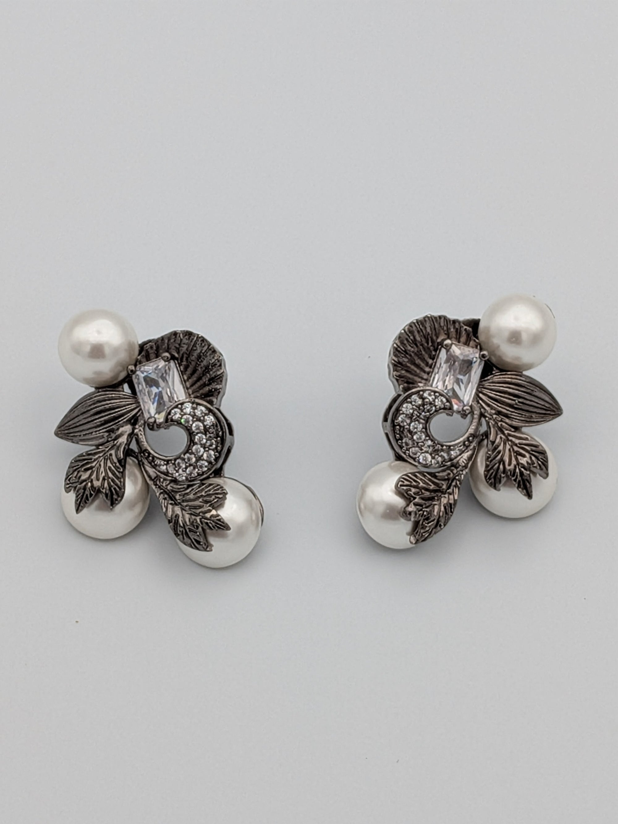 Vintage Noir Pearl Bloom Earrings