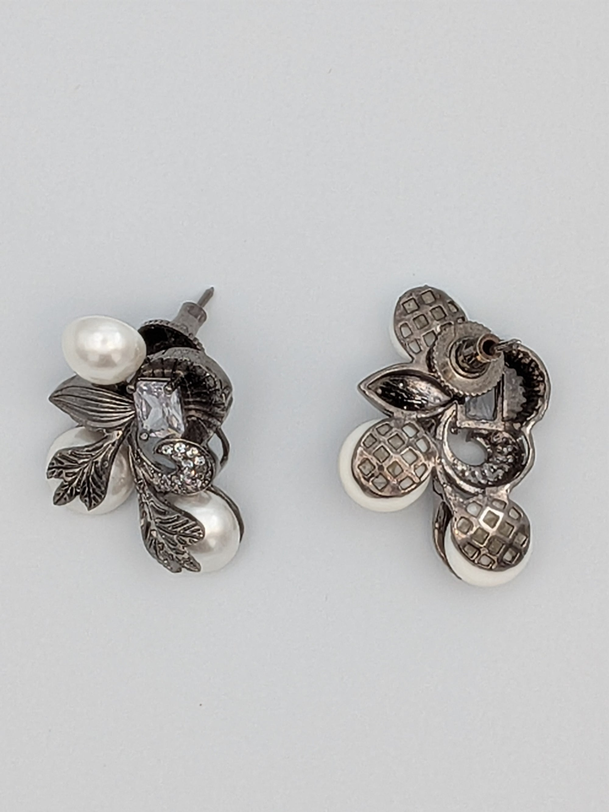 Vintage Noir Pearl Bloom Earrings