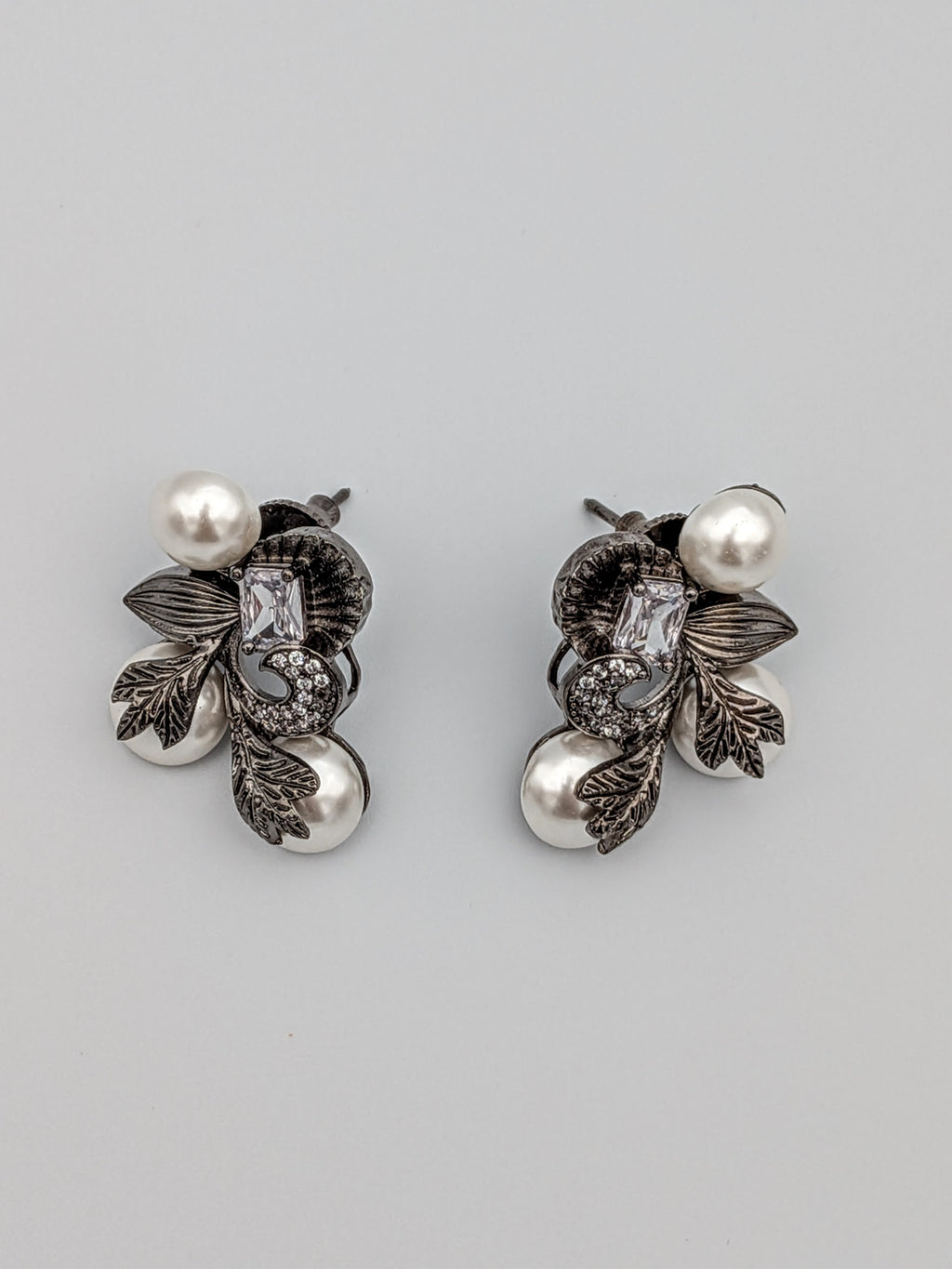 Vintage Noir Pearl Bloom Earrings