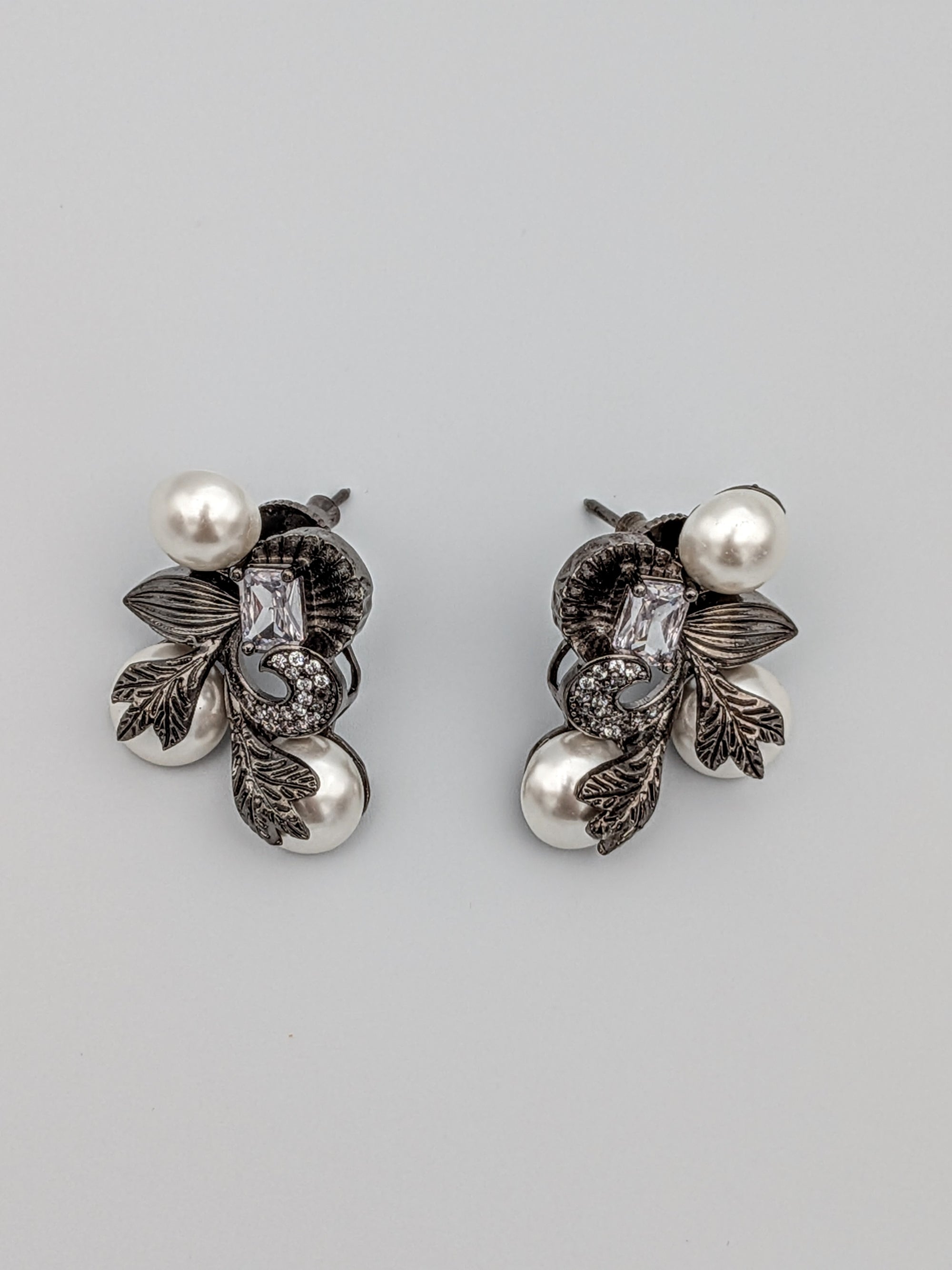 Vintage Noir Pearl Bloom Earrings